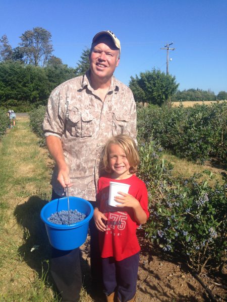 grand-kids-picking-blueberries-in-WA